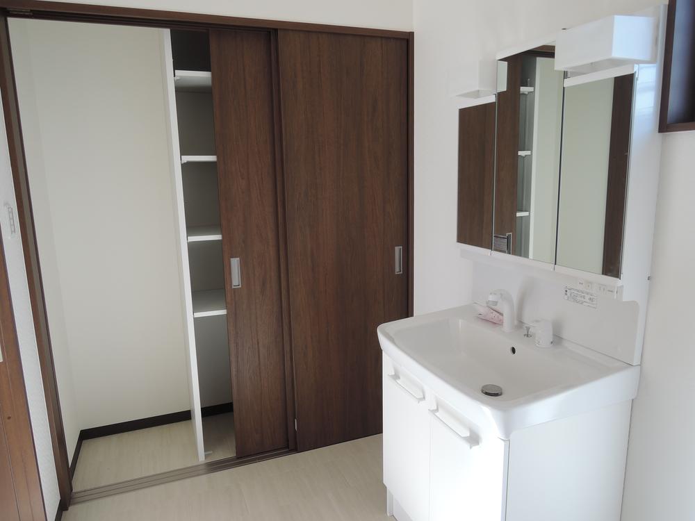 Wash basin, toilet. Indoor (12 May 2013) Shooting