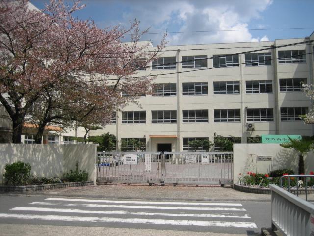 Primary school. 679m to Takatsuki Municipal Takenouchi Elementary School