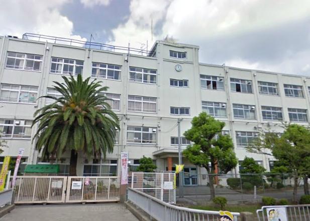 Primary school. 697m to Takatsuki Municipal lawn Elementary School