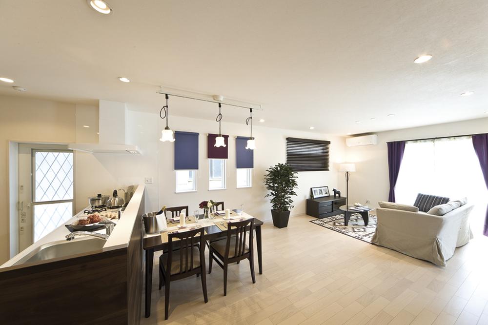 Kitchen. Because I'm open kitchen storage is provided many, You can keep a clean kitchen every day! Large windows and the back door in the living room, It feels bright entire space in a small window!