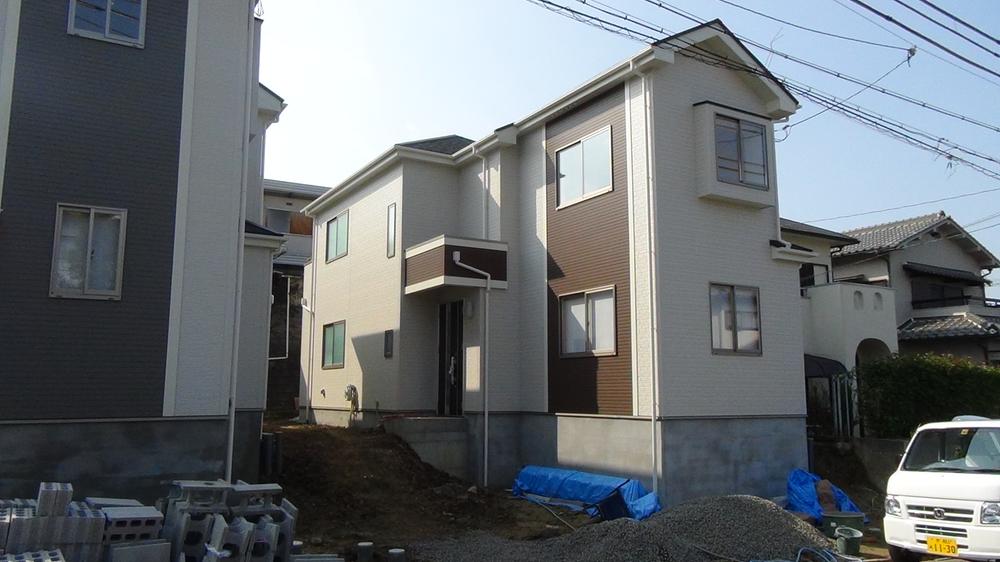 Local appearance photo. The wall magnification 5 times the wall panel of a ventilation method which arranged in various locations. 1 Building Local Photos