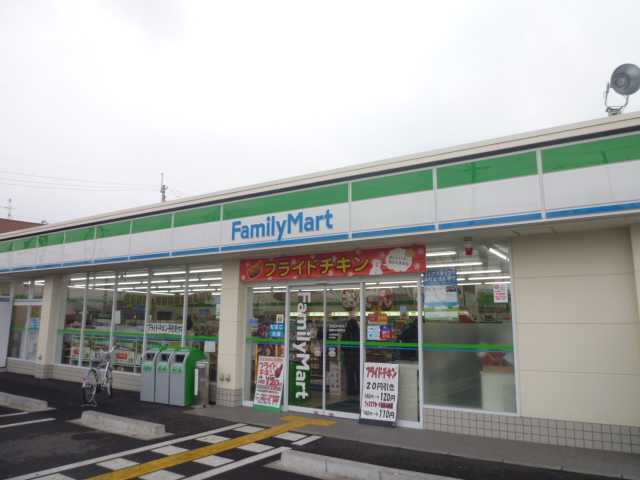 Convenience store. 823m to FamilyMart Nakano Tondabayashi Machiten (convenience store)