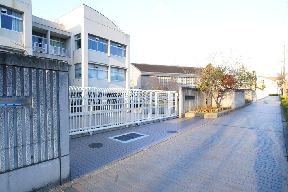 Junior high school. 1300m until the Meiji pond junior high school