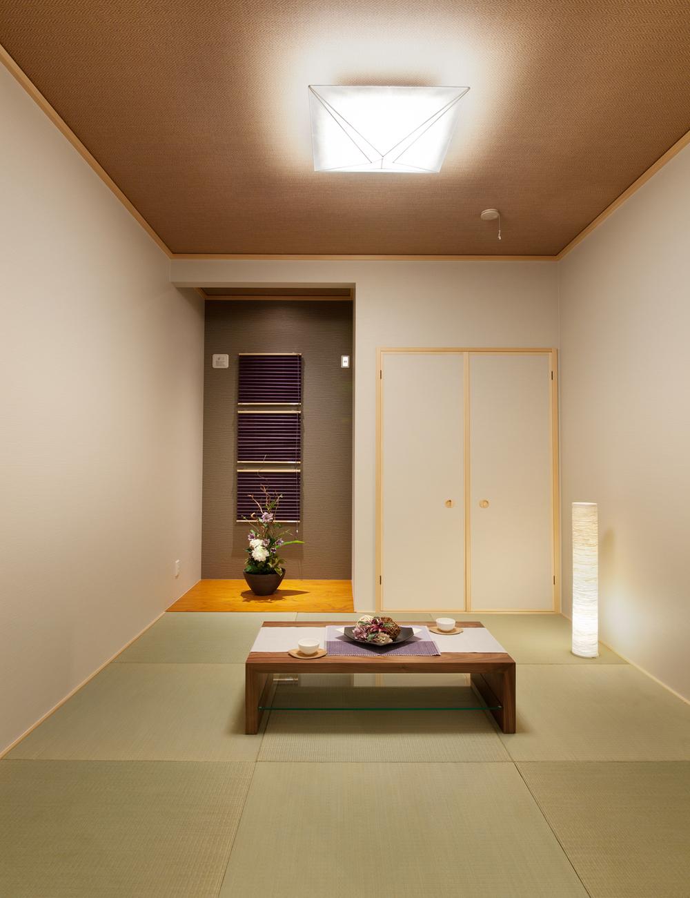 Model house photo. Easy-to-use Japanese-style room adjacent to the living room. If Shimere the door, Become a separate room, You can effectively use according to the purpose.