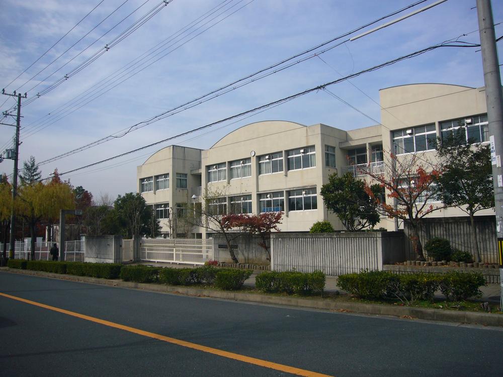 Junior high school. Tondabayashi 382m to stand Meiji pond junior high school