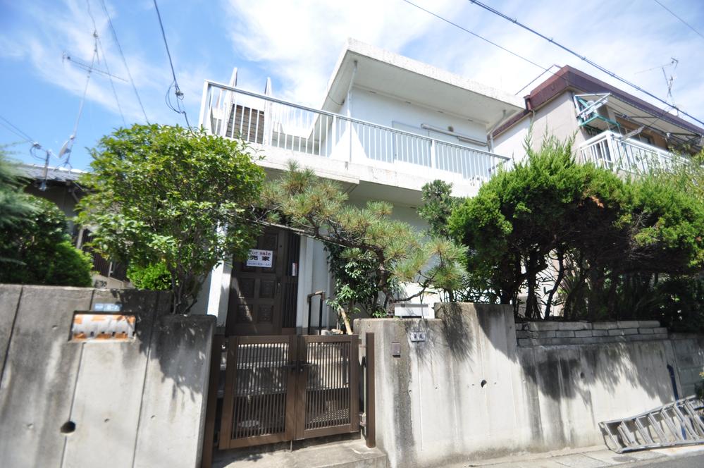 Local appearance photo. ◇ located in the land area of ​​about 99.14 sq m ◇ quiet residential area, Widely is also very calm atmosphere location is before the road, The car is also easy street! 