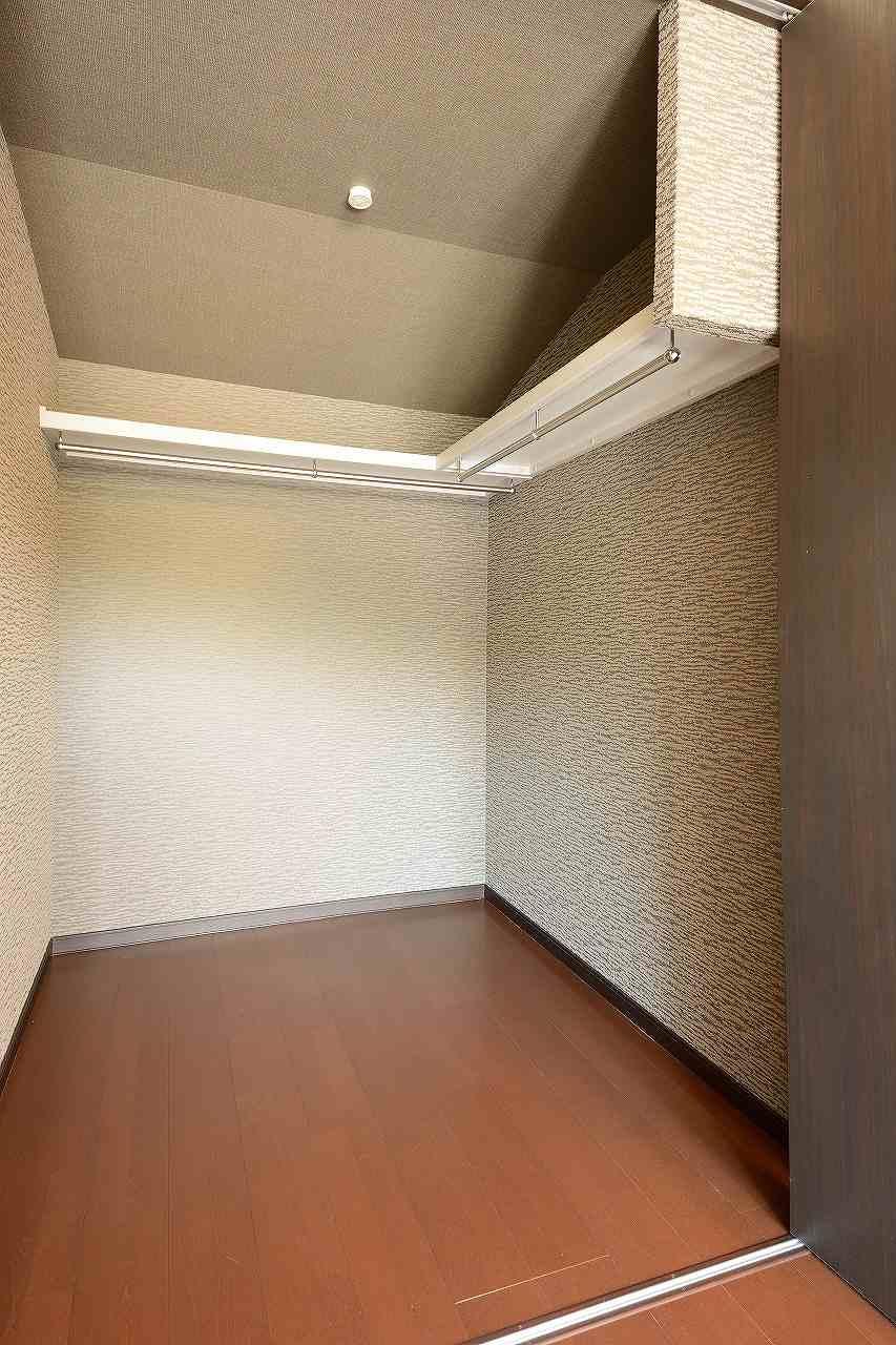 Receipt. The walk-in closet (2.0 Pledge) main bedroom there is a longing walk-in closet of housewife.