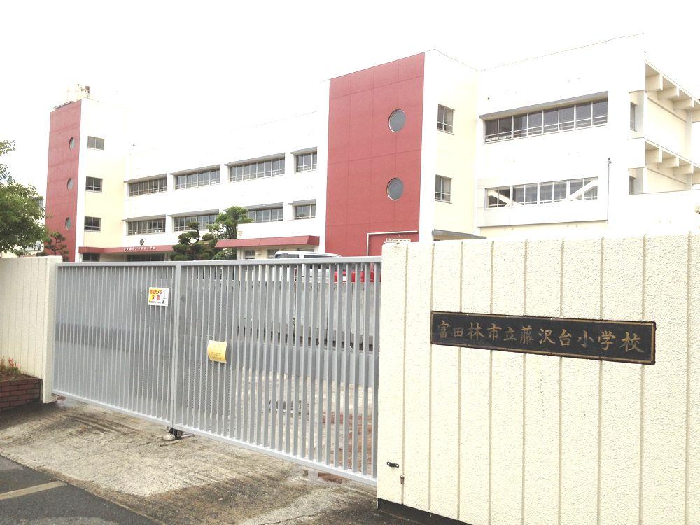 Primary school. Tondabayashi Municipal Fujisawadai to elementary school 1090m