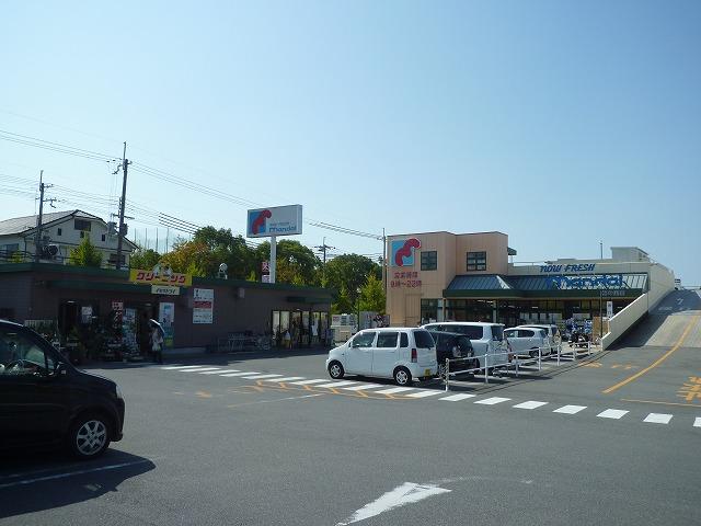 Supermarket. 611m until Bandai Umenosato shop