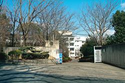 Junior high school. Freely in the 2359m historical old building to Tondabayashi Municipal carboxymethyl Junior High School To the day-to-day to deepen their learning.