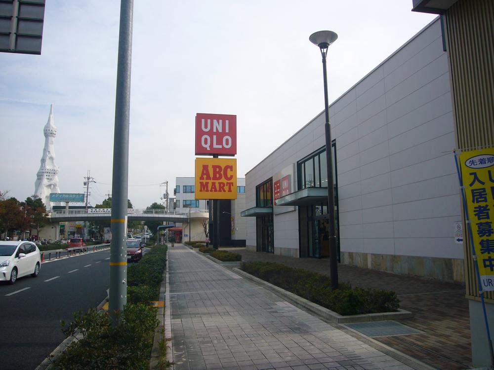 Shopping centre. Uniqlo Tondabayashi Ecole ・ 644m until Rose shop