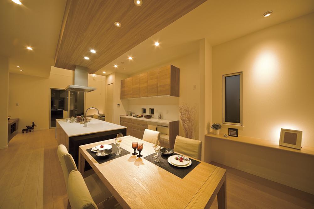 Kitchen is located in the center of the house. It is down the ceiling of the wood grain of the kitchen and dining top, It exudes an upscale atmosphere.