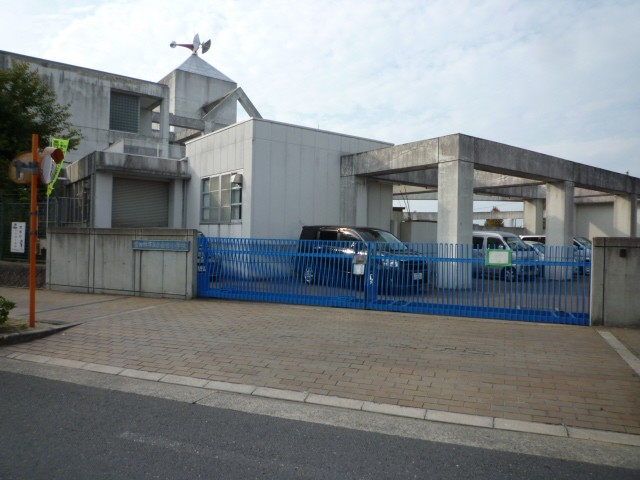 Primary school. 607m to Tondabayashi Municipal Koganedai elementary school (elementary school)