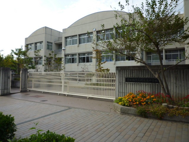Junior high school. Tondabayashi Municipal Meiji pond junior high school (junior high school) up to 675m