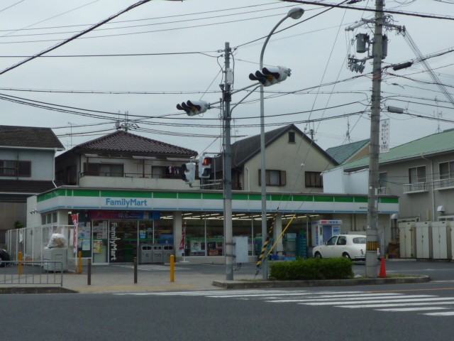 Convenience store. FamilyMart Tondabayashi Tsuzuyamadai store up (convenience store) 539m