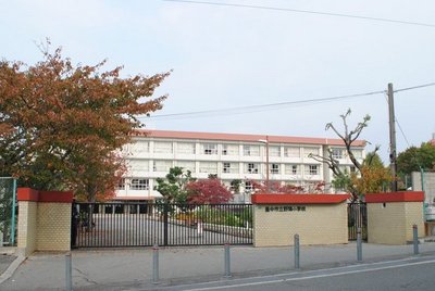 Primary school. Until the (elementary school) 450m