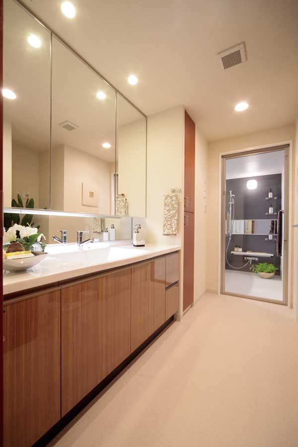 Bathing-wash room.  [bathroom] With combined cleanliness and functionality, Comfortable wash room. To all of the dwelling unit, Linen cabinet have been installed (C-95A type model room)