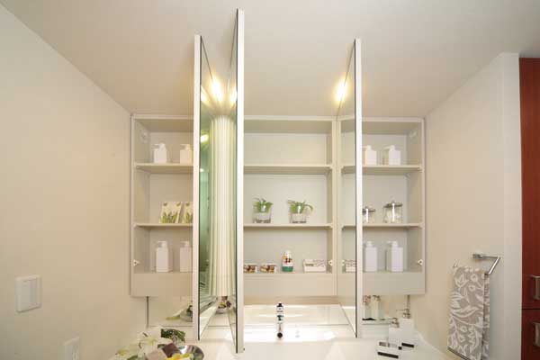 Bathing-wash room.  [Three-sided mirror back storage] The wide three-sided mirror back of vanities, Storage space have been installed. Small items, such as hair products and make-up supplies, You can be rich in storage (same specifications)