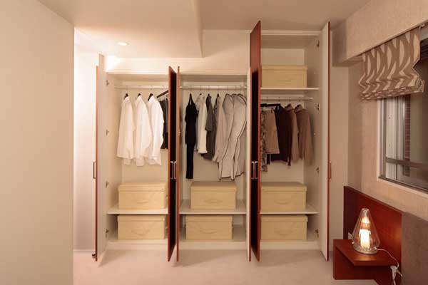 Receipt.  [System storage (closet)] In accordance with the change in the lifestyle of the family, Adopt a system storage that can change the height of the shelf and pipe. Not only high flexibility, Also has excellent storage capacity (C-95A type model room)