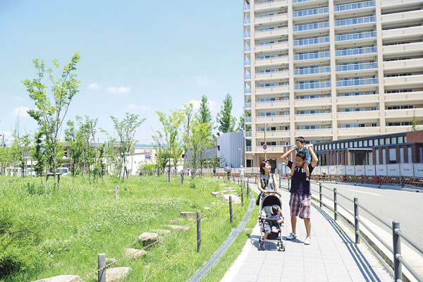 Surrounding environment. It has been developed by the re-development of local road in front of. It is Higashitoyonaka cho 6-chome, known as mature residential area, It is about to be reborn city where beautiful streets with a new family gathering (local west)