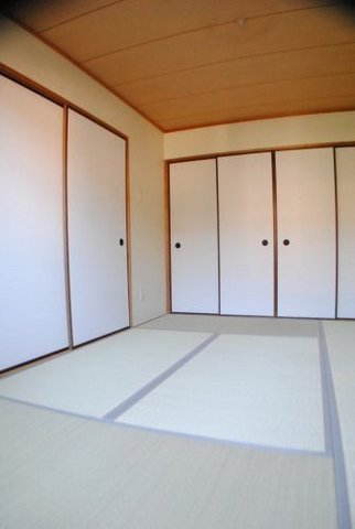 Living and room. It is a 6-tatami Japanese-style room that can comfortably! There is of course also housed.