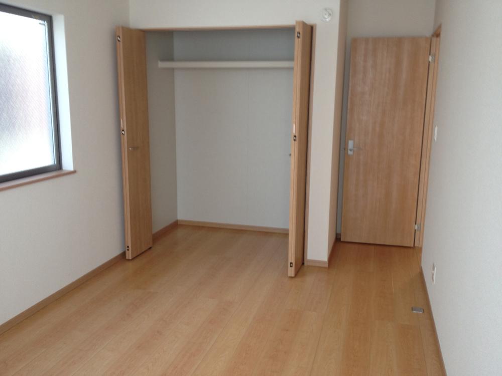 Same specifications photos (Other introspection). All room with storage!  It is perfect for one with a lot of luggage!
