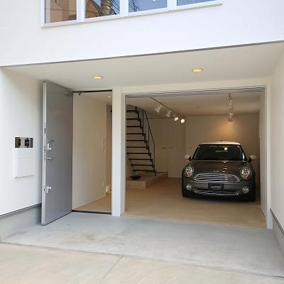Building plan example (introspection photo). Entrance and built-in garage