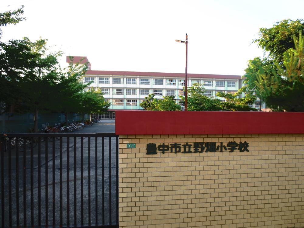Primary school. 983m to Toyonaka Tateno field Elementary School
