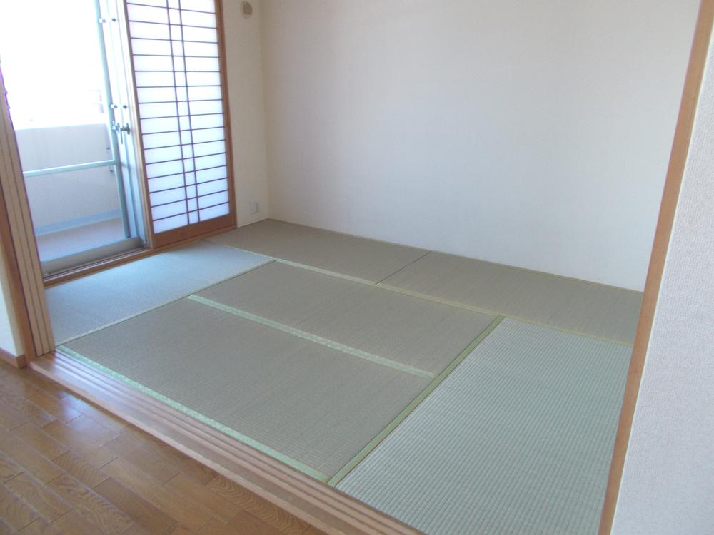 Non-living room. 6 is a Pledge of Japanese-style room. So it living the same double sash is adopted in this Japanese-style room, I think that you can relax with peace of mind