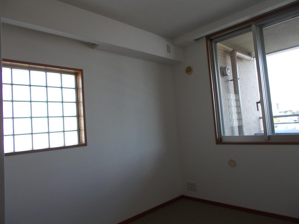 Non-living room. About a 5-quires of Western-style. Because even in this Western-style double sash and glass block has been adopted, Less noise ・ It has become a Western-style bright.