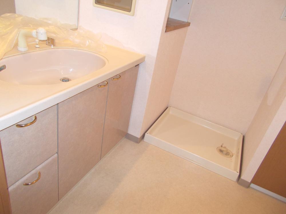 Wash basin, toilet. Wash room are with beige. Since also offers abundant storage, It does not have a need to put in place touching the eyes, such as detergents and dryer.