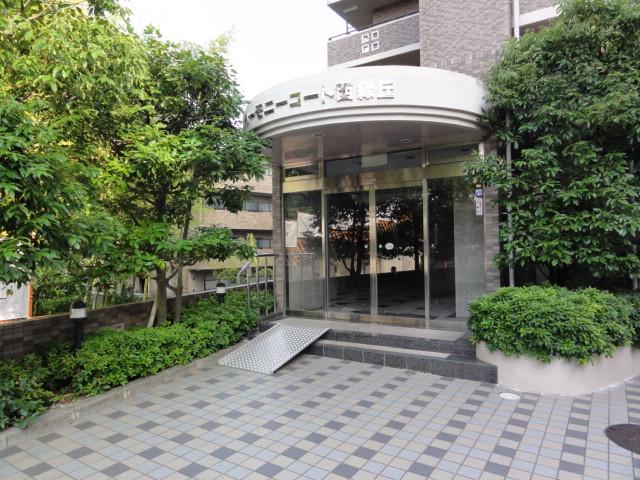Entrance. Common areas