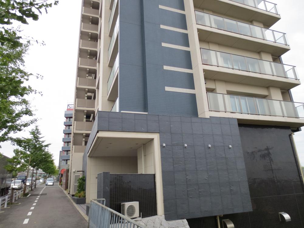 Local appearance photo. It is spacious and the road in front of the apartment, It is safe even if he has children.