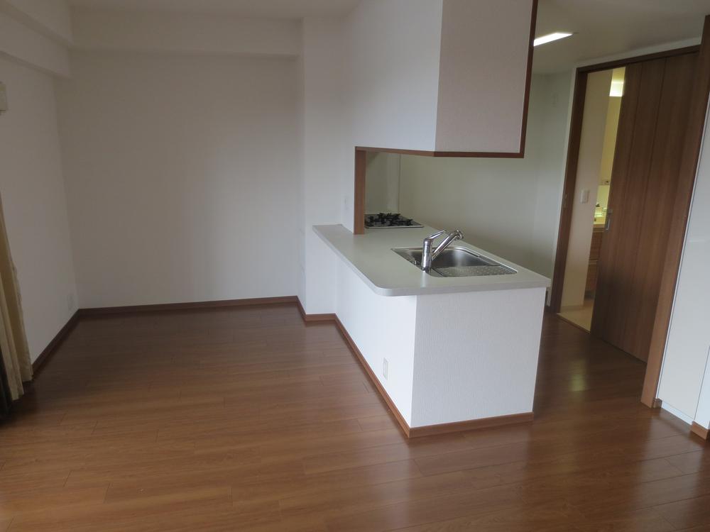 Living. With counter kitchen, You can also folded the children see how while the housework.