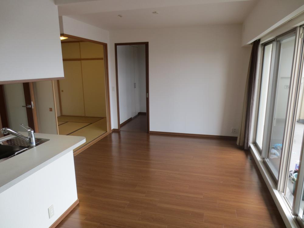 Living. It was re-covered cross. It is facing the warm balcony even in winter with floor heating.