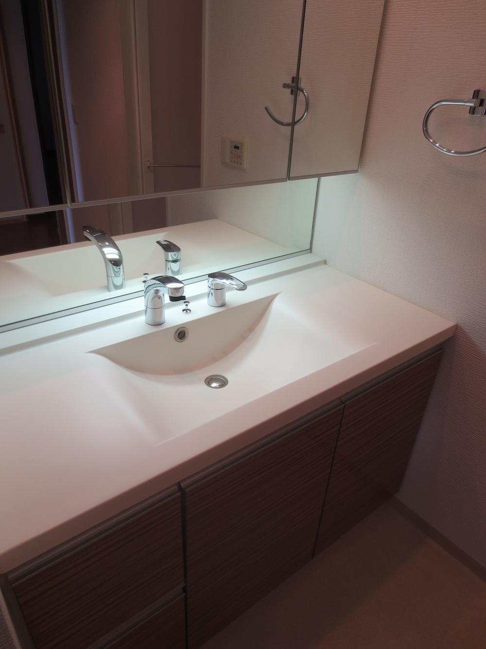 Wash basin, toilet. Washroom
