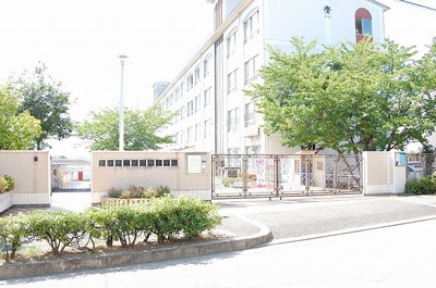 Primary school. 669m until Minami Nitta elementary school (elementary school)