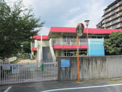 kindergarten ・ Nursery. Is surrounded by large trees is a green full of kindergarten. Shinden kindergarten (kindergarten ・ 1000m to the nursery)