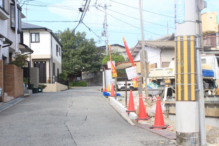 Local photos, including front road. ■ Local (10 May 2013) Shooting