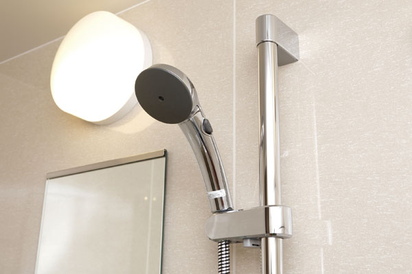 Bathing-wash room.  [Water-saving shower head] With one-stop function that can be one o'clock stop water at hand button of the shower. You can stop water diligently, It will be water-saving (same specifications)