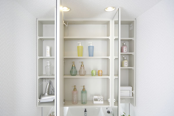 Bathing-wash room.  [Three-sided mirror back storage] In response to the voice that "I want to organize in simple vanity around the necessities", It can be stored "dryer hook," "tissue holder", Can charge such as an electric toothbrush and shaver "outlet" has been installed in the Kagamiura (same specifications)