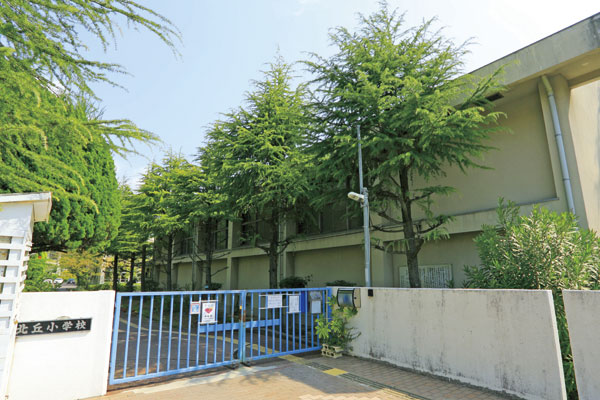 Surrounding environment. Toyonaka Municipal Kitaoka elementary school (a 5-minute walk ・ About 350m)