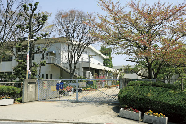 Surrounding environment. Toyonaka Municipal eighth Junior High School (8-minute walk ・ About 610m)