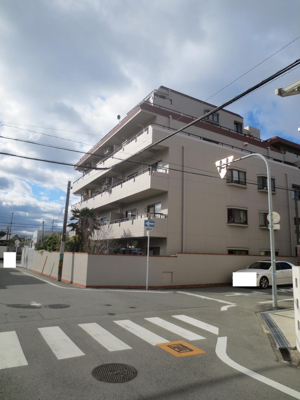 Local appearance photo. Apartment in front of the road