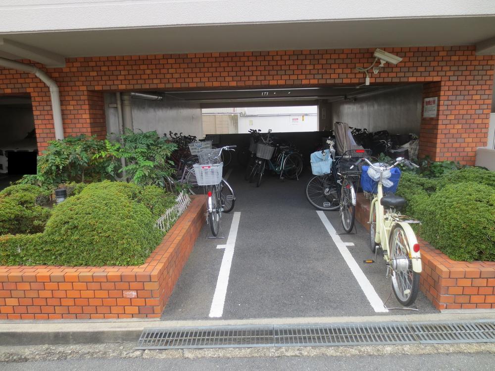 Parking lot. Bicycle-parking space ・ Parking Lot