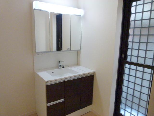 Wash basin, toilet