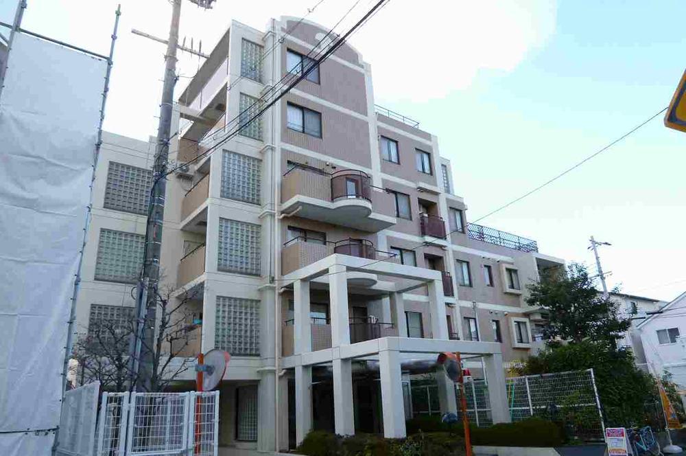 Local appearance photo. Condominium parking lot with right! Walk from Hankyu Oasis 5 minutes!