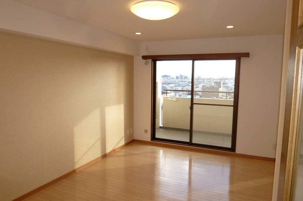 Living. ・ ceiling, We wall cross re-covering ・ It has been re-covered flooring ・ We are lighting equipment had made