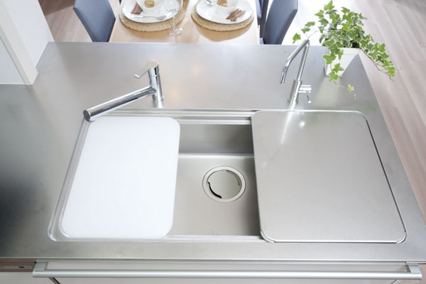 Kitchen.  [Wide type "2D sink"] It is possible to set the cooking plate and cutting board plate to the top, Sink space and work space can be secured at the same time (same specifications)