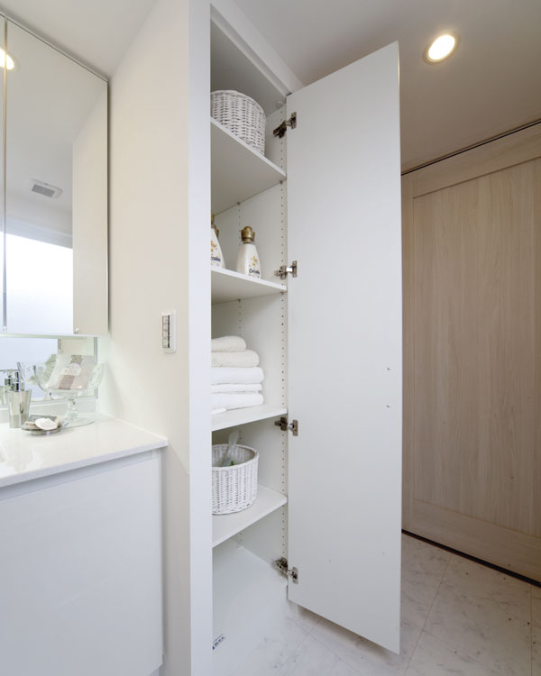 Bathing-wash room.  [Linen cabinet] To wash room, It has established a convenient linen warehouse in stock, such as a towel storage and detergents.  ※ Will vary in size depending on the type (same specifications)